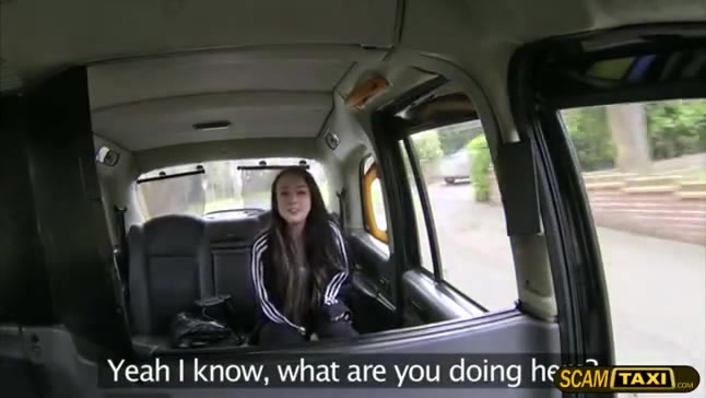 Татуированной брюнетке захотелось секса с таксистом в машине