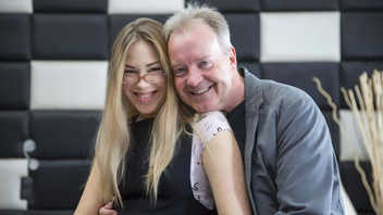 Отчим трахнул свою любимую горячую сучку во все мокрые щели