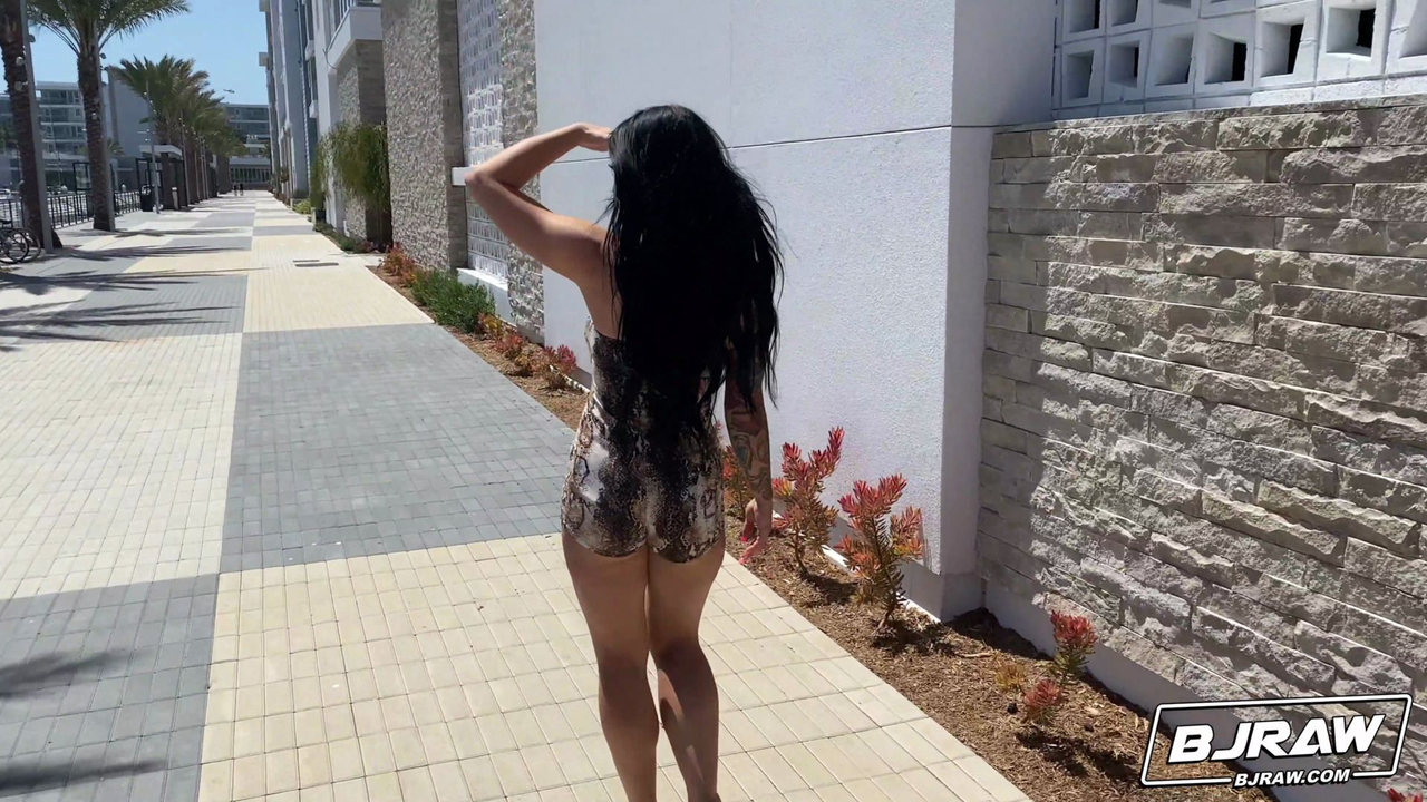 Брюнетка  с огромными дойками отсосала хер