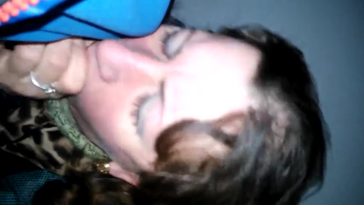 Русская баба отсасывает любовнику в подъезде и разговаривает по телефону