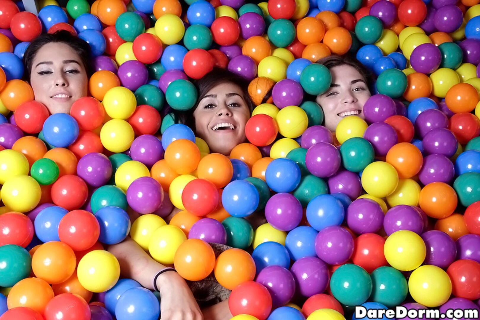 Ебля с красивыми девками в шариках