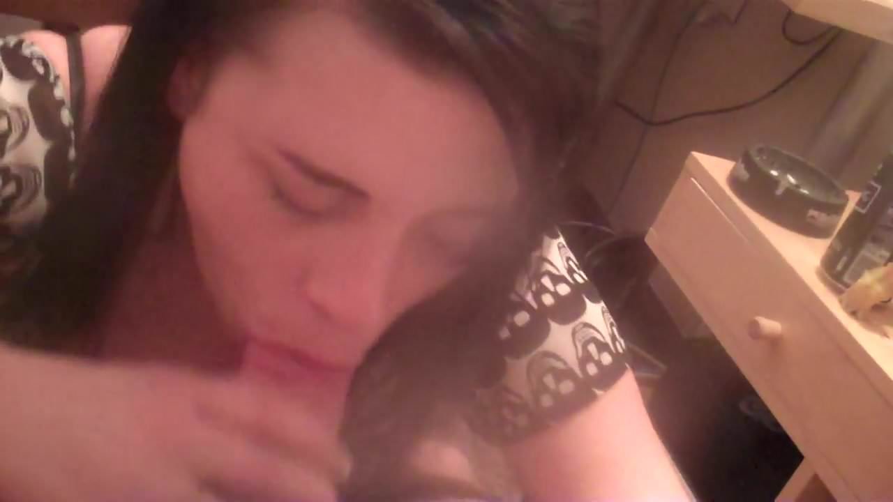 Горячая сосулька пистолета, очень жадно и умело распутница отсасывает пистон