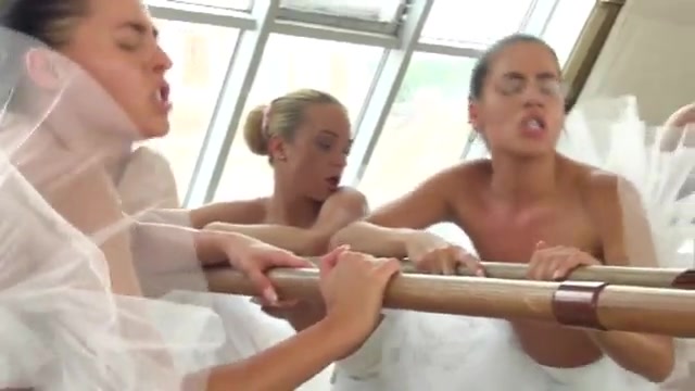 Сексуальные гибкие балерины.