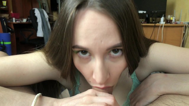 Дрочит ему конец и сосет, сучка в деле