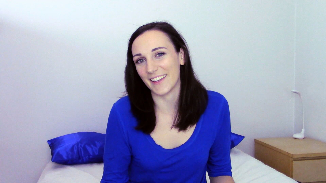 Смотрит  порно и вибрирует свою  пизду