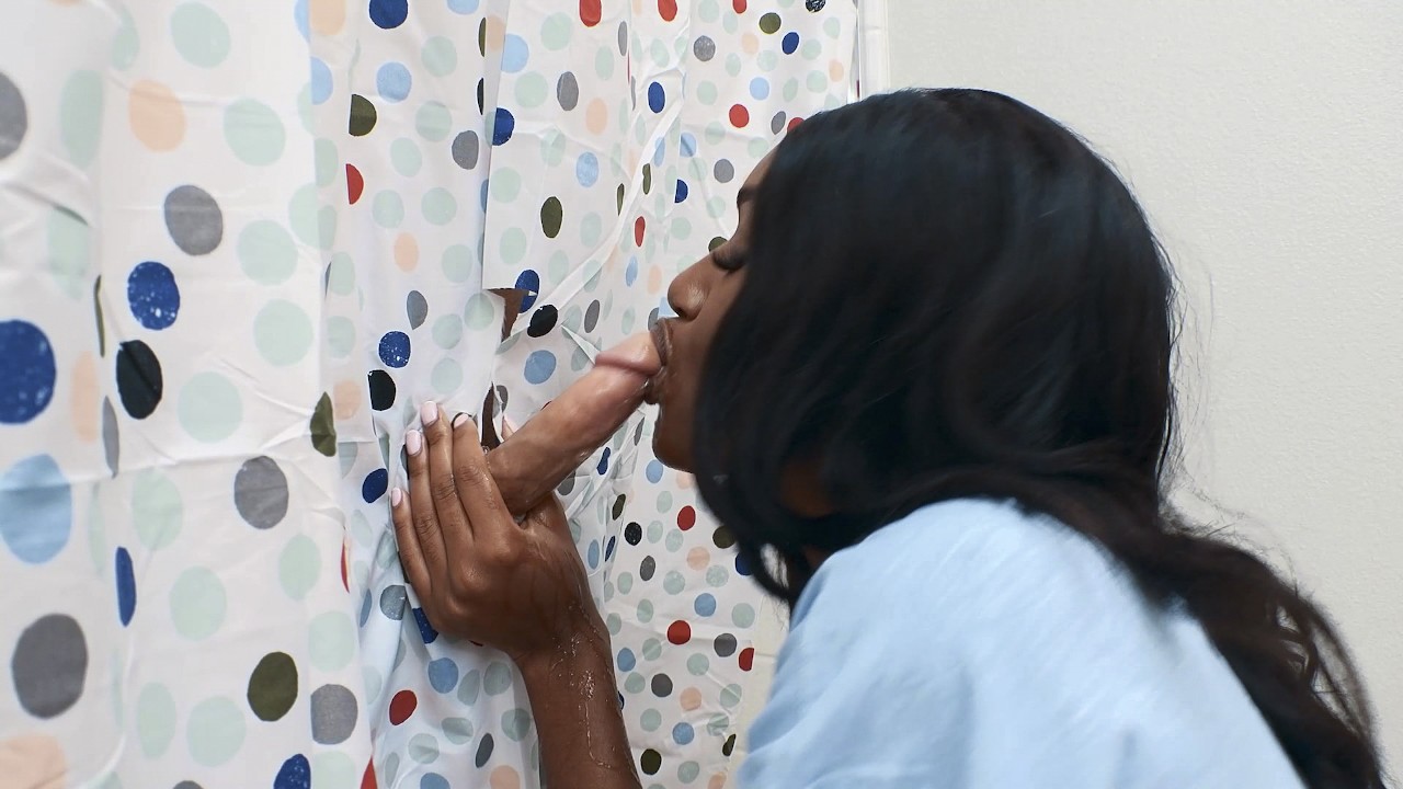 Член в занавеске для похотливой негритянки