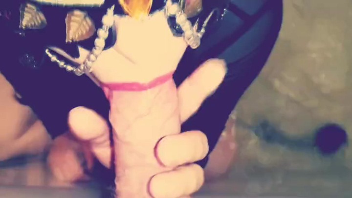 Минет от красотки в маске в ванной комнате