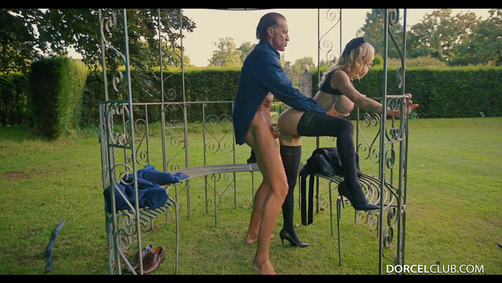 Красивая французская женщина соблазняет и трахает первого прохожего незнакомца в парке Alexis Fawx