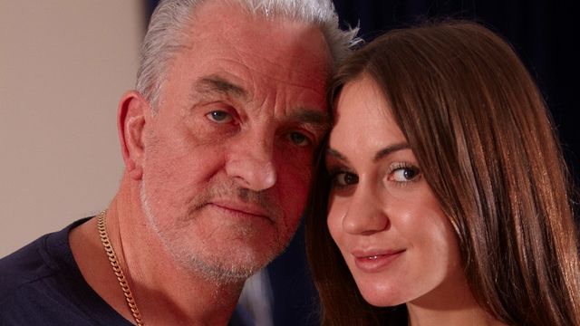 Взрослый похотливый мужчина жарко оттрахал молоденькую темноволосую красотку