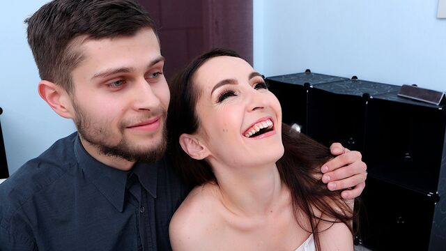 Мужик  смотрит, как его белую сучку натягивает  негр