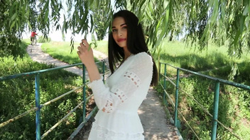 Русская красавица отсосала член на природе со спермой на язык