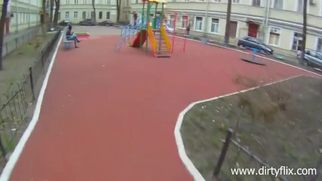 Удачный пикап на детской площадке