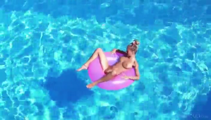 Candice голая в бассейне