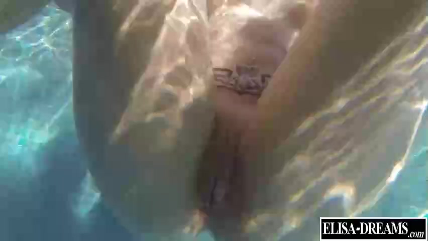 Купание в бассейне голышом – телочка и распутник шалят