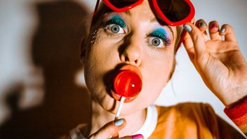 Крикливую любовницу леденцов круто в жопу член строчит