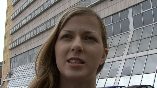 Платит девушке деньги за  трах