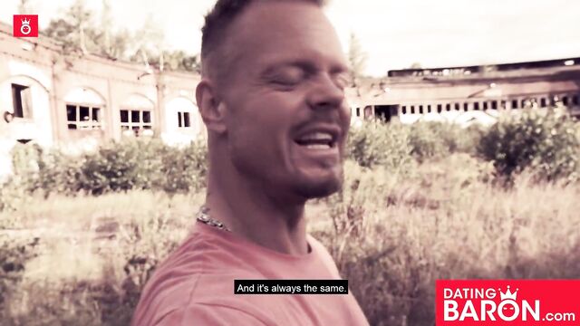 Снимает порно с безотказной шлюшкой