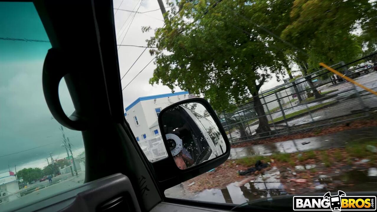 Дырочки грудастой телки созданы для его члена