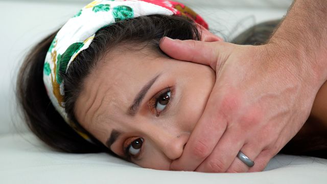 Соблазнительная домохозяйка разделась и начала трахаться за деньги со своим хозяином