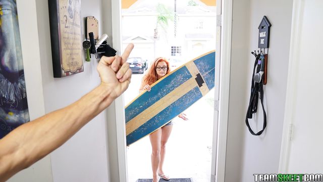 Молодая рыжеволосая дамочка в очках любит получать в свой ротик члены