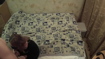 Русский секс с девушкой в чулках и маске