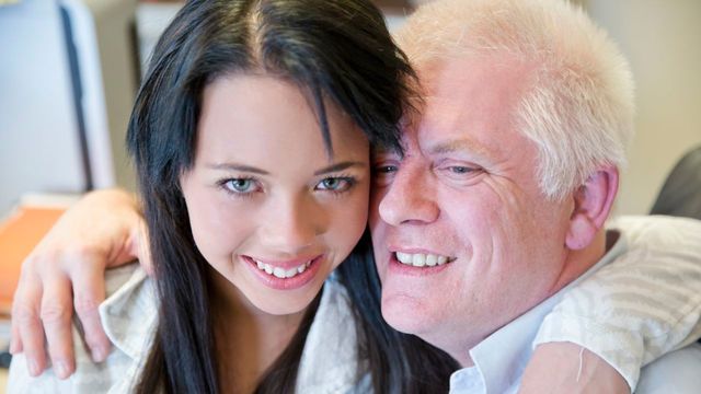 Юная брюнетка совратила своего начальника и удовлетворила его по полной