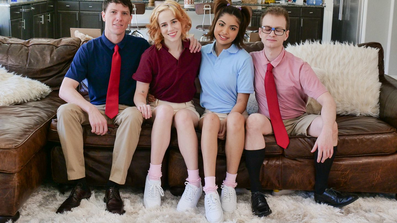 Ебля  вчетвером - молодые сучки и  парни