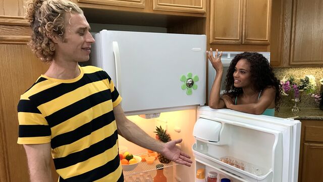 Белый жестко опускает худенькую негритянку