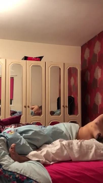 Лижет пизду своей сучке и долбит ее хуем, домашняя порнуха