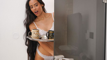 Чувак позавтракал сладкой киской жопастой латины в постели