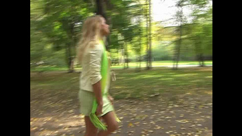 Девушка в зелёных шортиках писиет на публике №1