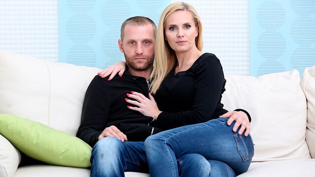 Трахает чужую жену, а муж наблюдает