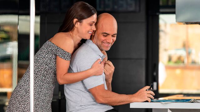 Лысый мужик полирует  двух секси девушек