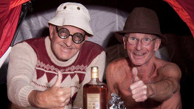 Молодая красотка Лора Саммер трахается со стариками на природе