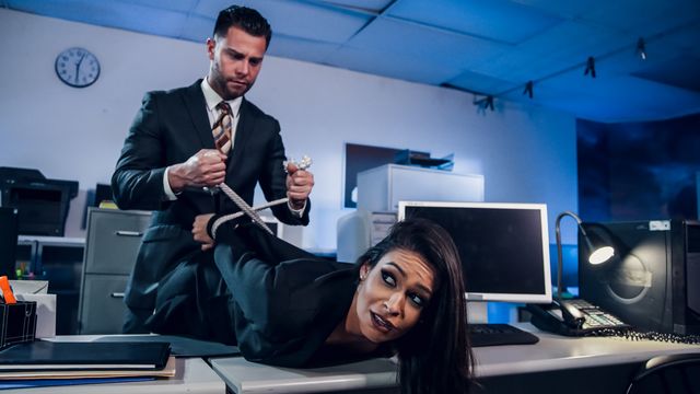 Одному мужику прислали в подарочек двух горячих телок которые ему отсосали