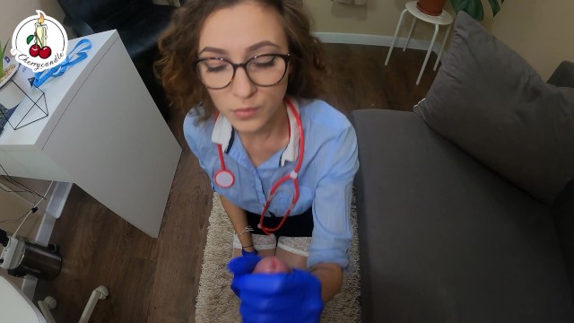 Телочка  доктор дрочит и сосет его хер