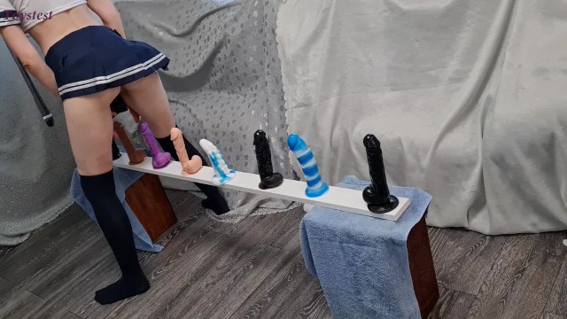 Пиздой  тестирует разные дилдо