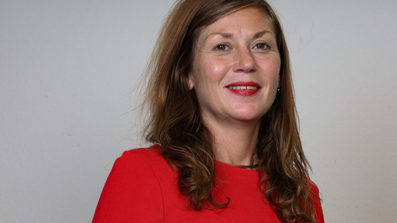 Сучка  разминает свою  киску